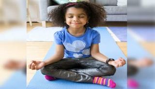 طفلة تمارس رياضة اليوجا