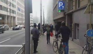 الدخان يتصاعد من محطة المترو التي وقع بها الانفجار