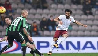 المصري محمد صلاح لاعب روما الإيطالي لحظة تسجيل الهدف
