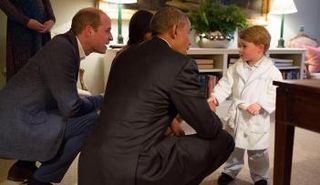 أوباما والأمير ويليام يداعبان الأمير الصغير جورج 