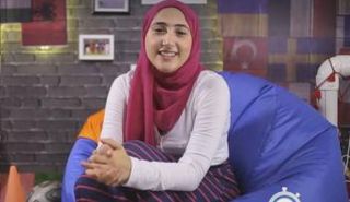 آلاء عُمر.. فتاة مصرية تحلل مبارايات اليورو من صالون منزلها