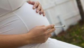 تدخين السيدة الحامل خطر على صحة الطفل