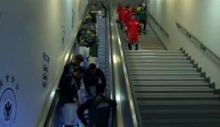 لاعبو المنتخب الألماني خلال استخدامهم السلالم المتحركة