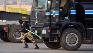 سحب الشاحنة إحدى منافسات المسابقة 