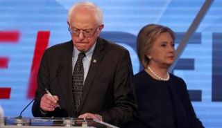 بيرني ساندرز المرشح المحتمل في الانتخابات الرئاسية الأمريكية وخلفه منافسته هيلاري كلينتون