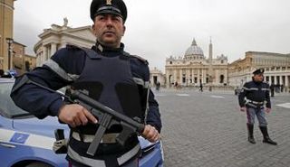 تعزيزات أمنية في مدينة الفاتيكان (رويترز)