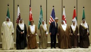صورة تذكارية لكير ي مع وزراء خارجية دول مجلس التعاون لدول الخليج العربية (رويترز)