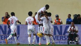 لاعبو الزمالك يحتفلون بالهدف الثاني في شباك "بجاية" خلال مباراة الذهاب
