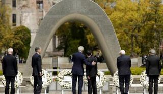 جون كيري خلال زيارته للنصب التذكاري لضحايا قنبلة هيروشيما الذرية التي ألقتها بلاده عام 1945