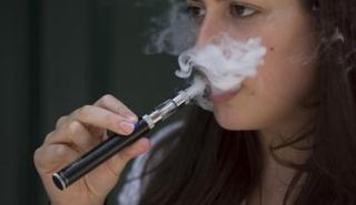 محاولات لاستخدام السجائر الإلكترونية للاقلاع عن التدخين