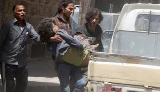 رجل يحمل طفلا مصابا في ضربة جوية بمنطقة تسيطر عليها المعارضة السورية في حلب - رويترز