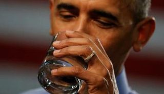 الرئيس الأمريكي باراك أوباما يشرب المياه القادمة من نهر 