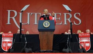 الرئيس الأمريكي باراك أوباما خلال حفل تسليم شهادات لخريجي جامعة روتغيرز قرب نيويورك