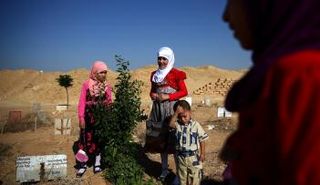 اللاجئات السوريات يحملن قصص عديدة حول طرق الهروب من الحرب - رويترز