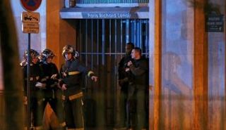 عناصر من مكافحة الاطفاء يؤمنون منطقة محيطة بقاعة باتكلان الموسيقية في باريس - رويترز