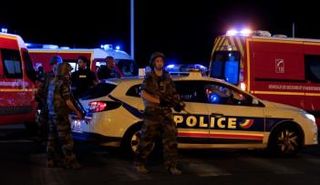 أفراد من قوات الأمن الفرنسية بعد الهجوم - رويترز