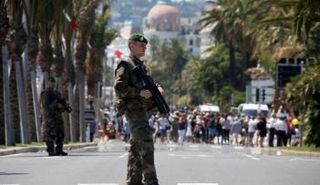 رجلا أمن في أحد شوارع مدينة نيس الفرنسية