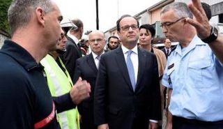 الرئيس الفرنسي فرانسوا هولاند يتفقد موقع الهجوم على الكنيسة