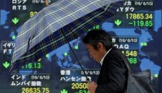 شاشة تعرض مؤشر نيكي في طوكيو