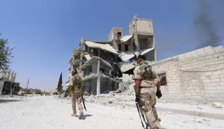 مقاتلان من الأكراد في منبج