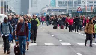 هاربون من أثار تفجيرات بروكسل