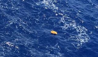 اليونان قالت أنها عثرت على سترات نجاة يرجح أن تكون تابعة للطائرة المصرية المفقودة