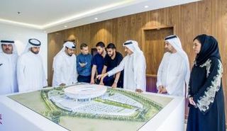 محرز يطالع مجسم لاستاد محمد بن راشد الجديد