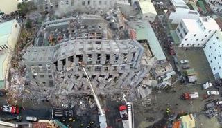 عمال إنقاذ في موقع أثري إيطالي تعرض للانهيار جراء الزلزال المدمر