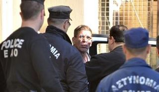 مختطف الطائرة المصرية بعد إلقاء القبض عليه