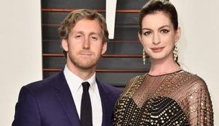 الممثلة الأمريكية آن هاثاواي وزوجها المنتج آدم شولمان