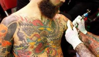 دراسة علمية تحذر من خطورة الإصابة بالسرطان بسبب المواد المستخدمة في الوشم على الجلد