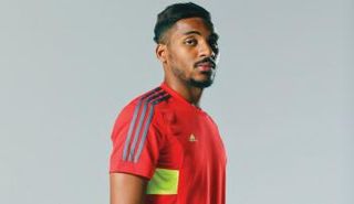 لاعب الأهلي خميس إسماعيل