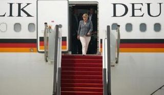 انجيلا ميركل لدي وصولها إلى قمة العشرين في الصين