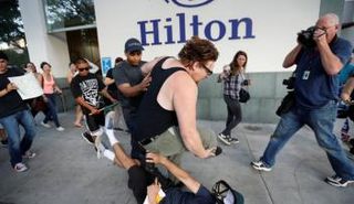 اشتباكات عنيفة بين مؤيدي ترامب ومعارضيه في الولايات المتحدة