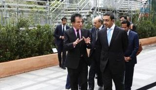 الشيخ عبد الله بن زايد خلال جولته في معرض 