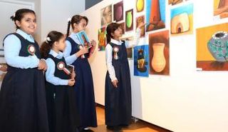 طلاب الإمارات يحولون زيارتهم للمتاحف إلى أعمال فنية