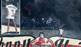 مشجعو أياكس أمستردام يرددون هتافات مسيئة للحارس الأسمر كينيث فيرميير