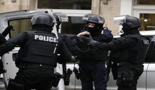 الشرطة الفرنسية تستمر في حملة المداهمات