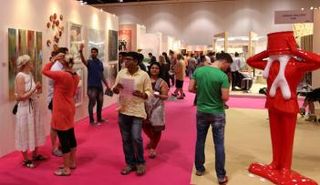 المعرض عقد أيضًا شراكة مع الجائزة الدولية للفنانين الناشئين