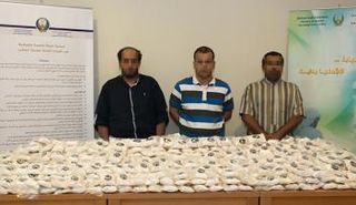 المشتبهون الثلاثة والسموم  المخدرة في أكياس مغلّفة