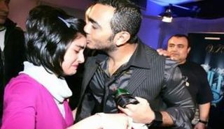 تامر يقبل معجبة