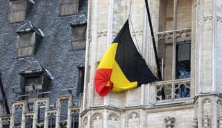 تنكيس العلم البلجيكي حدادًا على أرواح ضحايا تفجيرات بروكسل