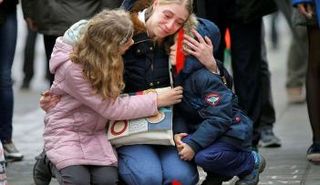 سيدة تبكي ضحايا بروكسل أثناء تأبينهم - رويترز