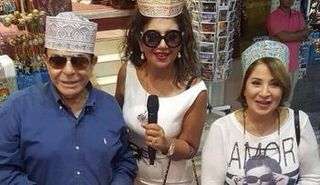 الفنانة المصرية بوسي ارتدت غطاء على رأسها أثناء تجوالها فى سوق شعبي بسلطنة عمان