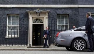 كاميرون يغادر مقر رئاسة الوزراء في 10 داوننج ستريت في طريق لمجلس العموم (رويترز)