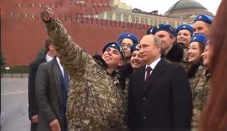 فلاديمير بوتين في سيلفي الجنود 