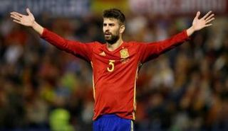 جيرارد بيكيه مدافع برشلونة 