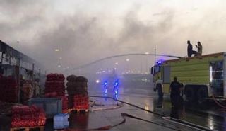  قوات الدفاع المدني في أبو ظبي تسيطر على حريق بسوق الخضروات والفاكهة