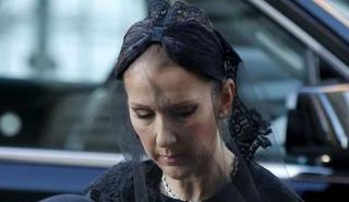 سيلين ديون اثناء جنازة زوجها في مونتريال