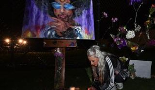 أحد الفتايات خلال تأبين ضحايا التفجيرات